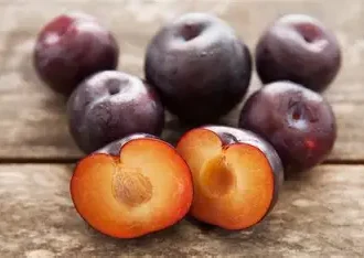BLACK PLUMS PER LB